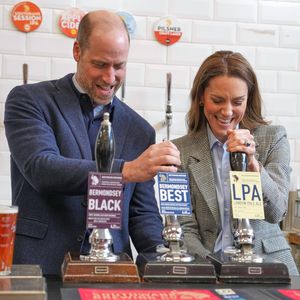 Prost! Prinz William & Kate liefern sich ein Bierzapf-Duell