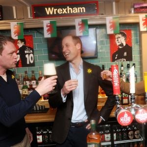Prinz William lacht über sein "schreckliches" Bierzapfen!