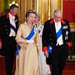 Prinzessin Anne ehrt Queen Elizabeth mit 4-Millionen-Tiara