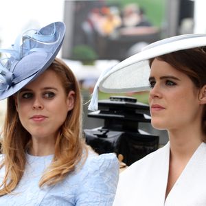 Prinzessin Beatrice und Eugenie zollen der Queen Tribut!