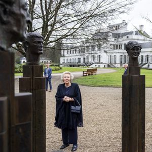 Prinzessin Beatrix enthüllt Skulptur für Sohn Friso (†44)