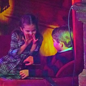 Im Theater: Worüber tuscheln Charlotte und George wohl hier?