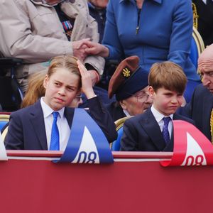 Royaler Spaßvogel: Prinz Louis neckt George bei Gedenkparade