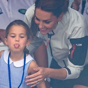 Frechdachs! Prinzessin Charlotte streckt Fans die Zunge raus