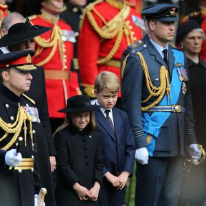 Bei Queen-Abschied: Prinzessin Charlotte tadelt Prinz George