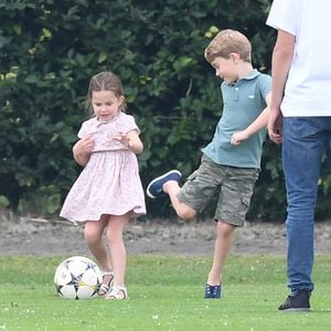 Olé! Prinzessin Charlotte und George kicken ganz ausgelassen