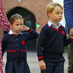 Warum sind Charlottes Schulgebühren niedriger als Georges?