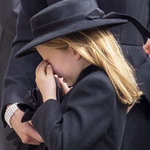Total aufgelöst: Charlotte weint bitterlich bei Beerdigung