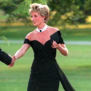 Prinzessin Dianas berühmtes "Rache"-Kleid wird versteigert