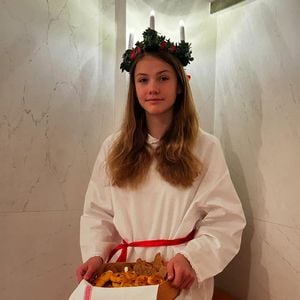 Prinzessin Estelle feiert Luciafest mit Kerzen auf dem Kopf