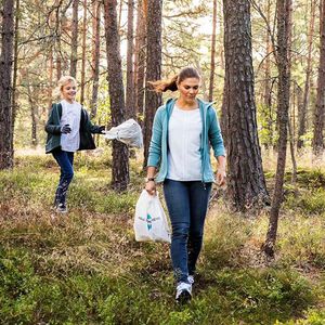 World Cleanup Day: Estelle und Victoria räumen Stockholm auf
