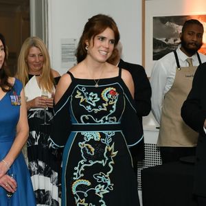 Prinzessin Eugenie strahlt in schulterfreiem Kleid auf Event