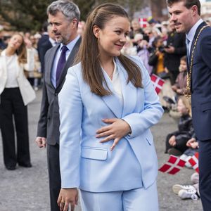 Prinzessin Isabella bricht mit Handy in der Hand Protokoll