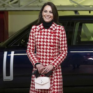 Ungewohnt knallig: Prinzessin Kate strahlt bei Rugby-Spiel!