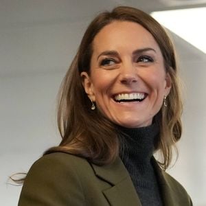 Prinzessin Kate strahlt im grünen Victoria-Beckham-Anzug