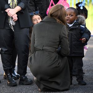 Prinzessin Kate geht für dreijährigen Jungen auf die Knie!