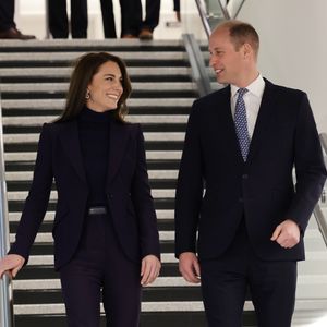 Im Partnerlook: William und Kate strahlen sich verliebt an