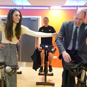 Im Anzug und Rock: Prinz William und Kate beim Spinning-Kurs