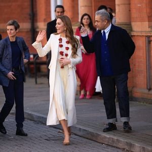 Wie eine Braut: Prinzessin Kate überrascht ganz in Weiß