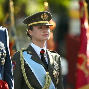Kurz vor der Parade: Prinzessin Leonors Orden fällt zu Boden