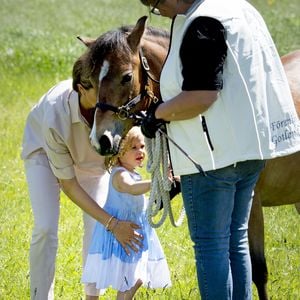 Tierisch süß! Prinzessin Leonore trifft ihr eigenes Pony