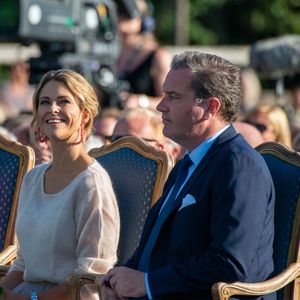 Prinzessin Madeleine von Schweden spricht mit Mann Deutsch