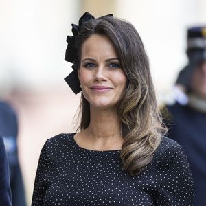 In einem roten Kleid: Prinzessin Sofia zeigt ihren Babybauch