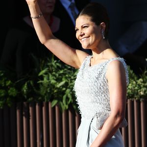 Stylish: Prinzessin Victoria strahlt im Kleid von der Stange