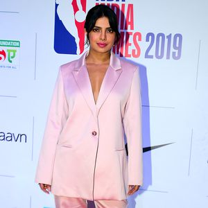 Schick oder Schlafanzug? Priyanka Chopra im rosa Satin-Anzug