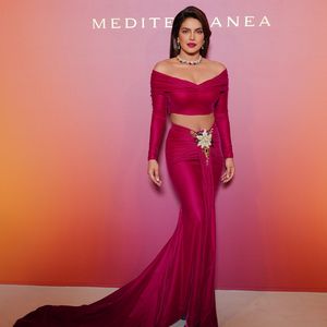 Priyanka Chopra stiehlt die Show in roter Neckholder-Robe
