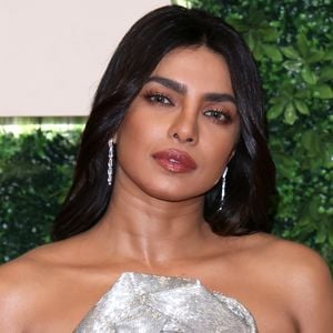 Priyanka Chopra glänzt in Cut-Out-Kleid bei Filmvorführung