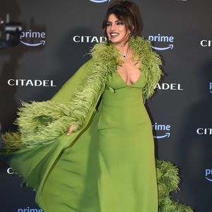 Hot or Not? Priyanka Chopra zeigt sich im grünen Federfummel