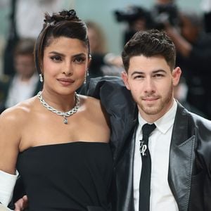 Wow! Priyanka Chopra besucht superstylish Nicks Konzert