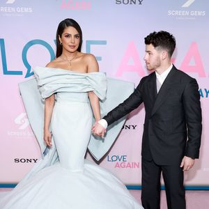 Zu groß! Priyanka Chopras Kleid hält Nick Jonas auf Distanz