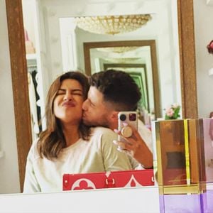 Priyanka und Nick Jonas feiern das Jubiläum ihrer Verlobung