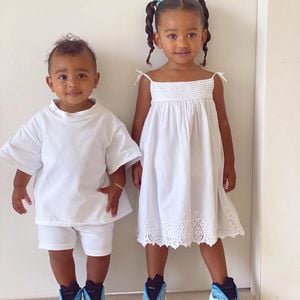 Ganz in weiß: Psalm und Chicago posieren schon wie Mama Kim