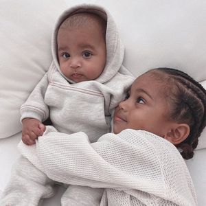 Bruder-Liebe: Kim K. teilt Kuschel-Bilder von Psalm & Saint