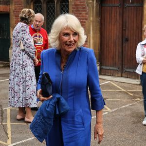 In Royalblau: Queen Camilla zeigt sich im lässigen Jumpsuit