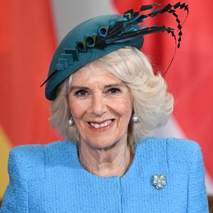 "Adel und Status": Deswegen trägt Königin Camilla viel Blau!