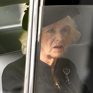 Zollt Königsgemahlin Camilla der Queen mit Brosche Tribut?