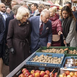 König Charles und Camilla besuchten Berliner Wochenmarkt