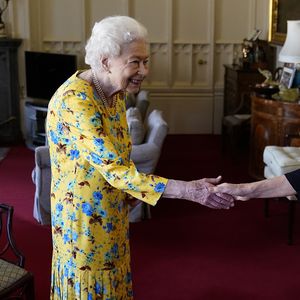 Ohne Gehstock: Queen strahlt im sommerlichen Blümchenkleid