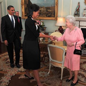 Die Queen umarmt: Michelle Obama erklärt ihren Fehltritt