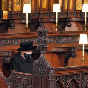 Prinz Philips Beerdigung: Die Queen muss alleine sitzen!