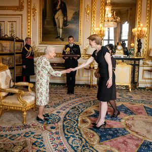 Wieder fit? Queen Elizabeth strahlt bei Georgskreuz-Vergabe
