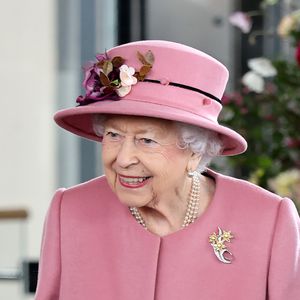 Mit Charles und Camilla: Die Queen strahlt in Pink auf Event