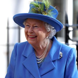 Auf Royal-Tour: Queen Elizabeth bekam Fake-Arm als Geschenk
