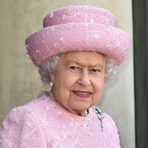 Wegen unerwünschtem Gast: Queen versteckte sich im Gebüsch