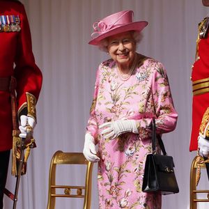 War dieses Outfit der Queen eine Hommage an Baby Lilibet?