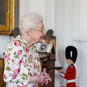 Neuer Schnitt! Die Queen präsentiert sich mit fresher Frisur